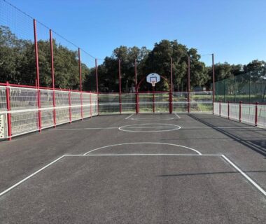 Terrain multisport avec panier de basket au Mobil-home sud ardeche 6 personnes avec clim