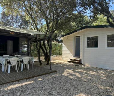 Terrasse ombragée avec table et chaises du Mobil-home sud ardeche 6 personnes avec clim