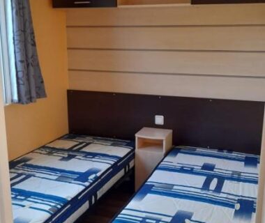 Chambre avec deux lits simples dans le mobil home sur Carnac