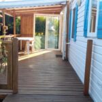 Terrasse en bois avec pergola devant le mobil home du Mobil home sur Carnac