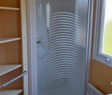 Salle de bain avec cabine de douche dans le Mobil home sur Carnac