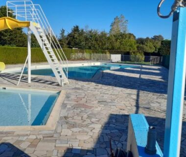 Piscine extérieure avec toboggan au Mobil home sur Carnac