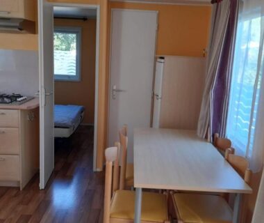 Intérieur avec kitchenette et coin repas dans le Mobil home sur Carnac