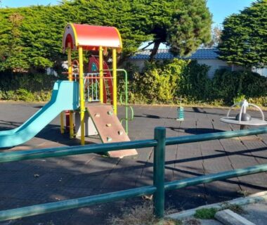 Aire de jeux avec toboggan et structure de jeu au Mobil home sur Carnac