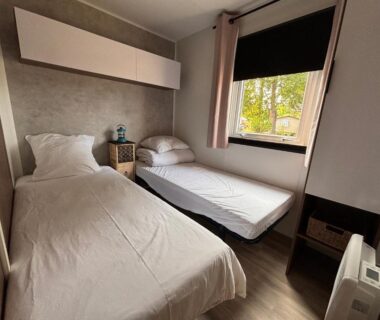 Chambre avec deux lits simples dans le mobil home sur le bassin d'Arcachon