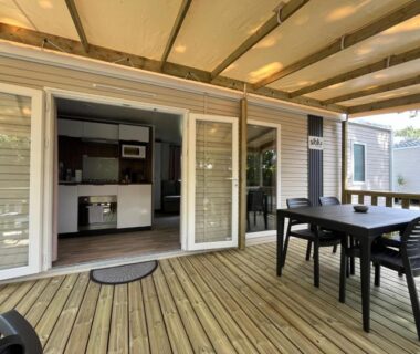 Terrasse couverte avec table et chaises devant le salon du Mobil home sur le bassin d'Arcachon