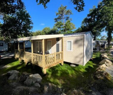 Emplacement ombragé avec terrasse en bois du Mobil home sur le bassin d'Arcachon