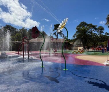 Aire aquatique avec jets d'eau et palmiers au Mobil home sur le bassin d'Arcachon