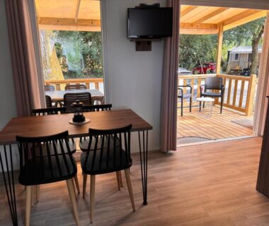 Intérieur avec coin repas et terrasse extérieure dans le mobil home sur le bassin d'Arcachon