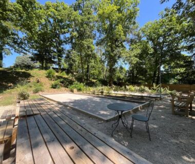 Espace extérieur ombragé avec table et chaises du Mobil home tout confort