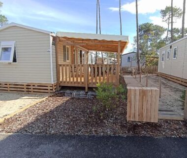 Terrasse en bois et allée du camping du mobil home tout confort 6 personnes
