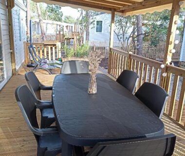 Terrasse couverte avec table et chaises du mobil home tout confort 6 personnes