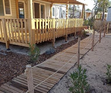 Terrasse en bois et chemin d'accès au mobil home tout confort 6 personnes