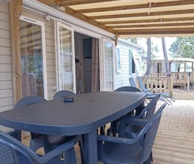 Terrasse couverte avec table et chaises du mobil home tout confort 6 personnes