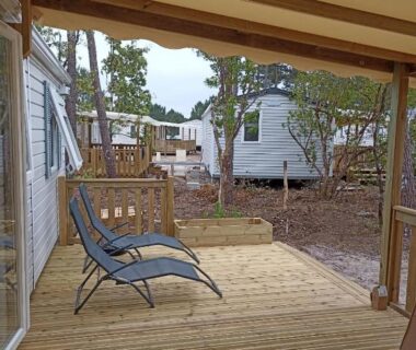 Terrasse en bois avec chaises longues du Mobil home tout confort 6 personnes