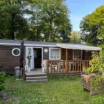 Terrasse en bois et pelouse au Mobil home tout confort