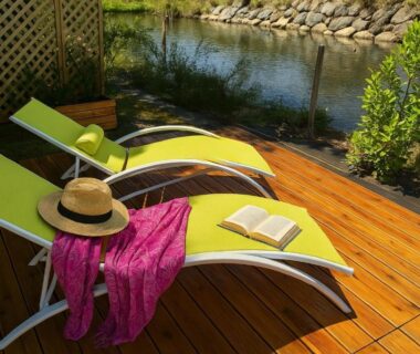 Terrasse en bois avec deux transats au Mobil home tout confort Camping Les VIVIERS CAP FERRET