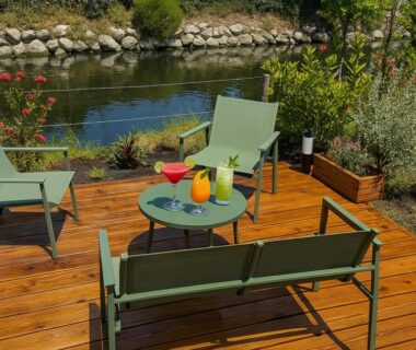 Terrasse en bois avec fauteuils table et boissons du Mobil home tout confort Camping Les VIVIERS CAP FERRET
