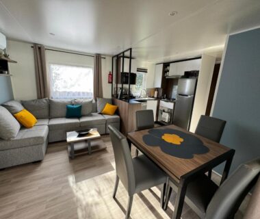 Salon et coin repas dans le mobil home tout confort du Camping Les VIVIERS CAP FERRET