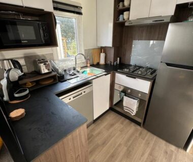 Cuisine équipée dans le mobil home au Camping Les VIVIERS CAP FERRET