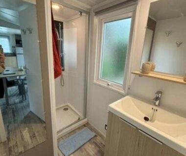 Terrasse et piscine avec transats au Mobil home tout confort Camping la falaise