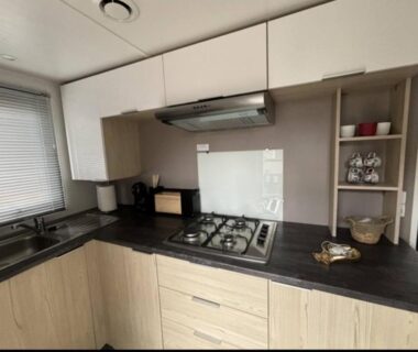 Cuisine équipée dans le mobil-home du Mobil home tout confort Camping la falaise