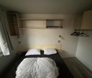 Chambre avec lit double et rangements du Mobil home tout confort Camping la falaise