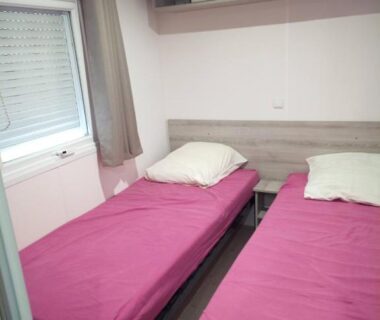 Chambre avec deux lits simples dans le mobil-home tout confort à 300m de l'océan