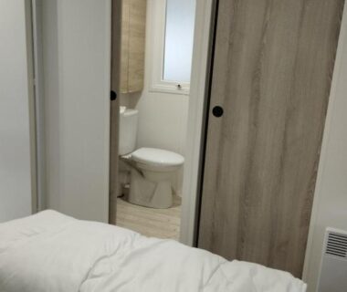 Chambre avec salle d'eau et toilettes dans le mobil-home tout confort à 300m de l'océan