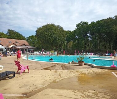 Piscine extérieure avec transats au mobil-home tout confort à 300m de l’océan
