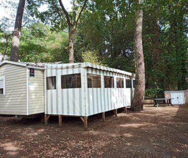 Sous les pins mobil-home sur pilotis et terrasse couverte du Mobil-home tout confort à 300m de l'océan