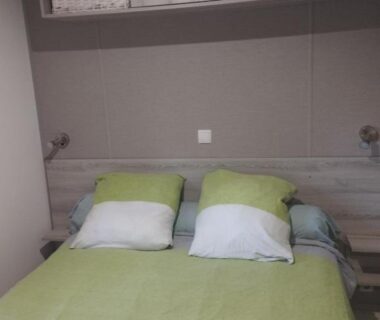 Chambre avec lit double et rangements dans le mobil-home tout confort à 300m de l'océan