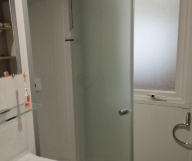 Salle de bain avec douche et lavabo dans le mobil-home tout confort à 300m de l'océan