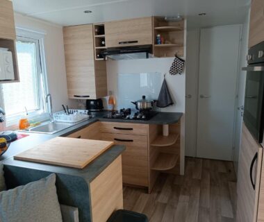 Intérieur cuisine équipée et coin repas du Mobil-home tout confort du camping Mar Estang