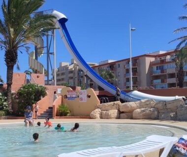 Piscine et toboggan au mobil-home tout confort du camping Mar Estang à Canet en Roussillon