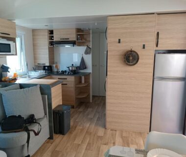 Intérieur avec coin cuisine et salon dans le mobil-home tout confort camping Mar Estang à Canet en Roussillon