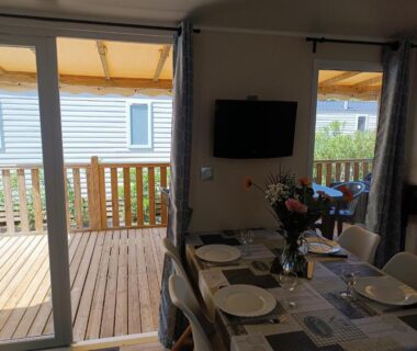Terrasse en bois et coin repas dans le mobil-home du camping Mar Estang à Canet en Roussillon