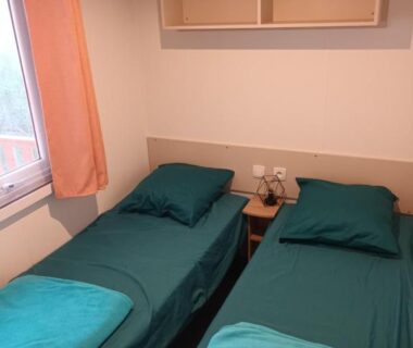 Chambre avec deux lits simples dans le mobil home tout confort canet plage
