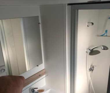 Salle de bain avec douche et lavabo dans le Mobil home tout confort canet plage