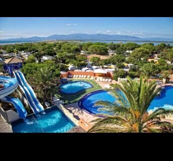Parc aquatique avec toboggans et piscines du Mobil home tout confort canet plage