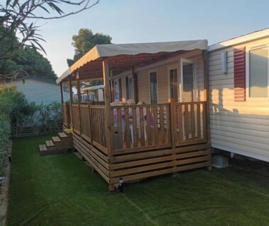 Terrasse en bois sur pelouse du mobil home tout confort Canet Plage