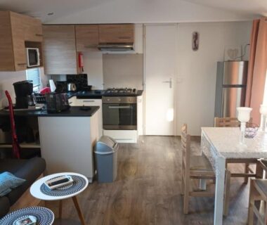 Salle à vivre avec cuisine équipée et coin repas du Mobil home tout confort canet plage