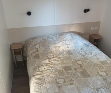 Chambre avec lit double et chevets du mobil home tout confort Canet Plage