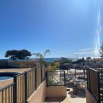 Terrasse et piscine avec vue mer du Mobil home tout confort côte bleue
