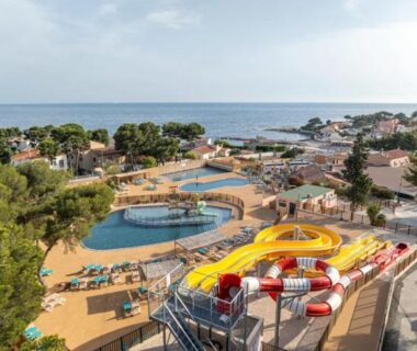 Bord de mer avec piscine et toboggans au Mobil home tout confort côte bleue