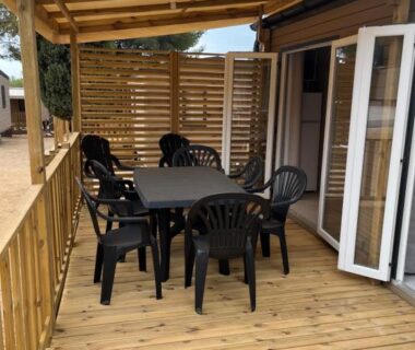 Terrasse en bois avec table et chaises du Mobil home tout confort côte bleue