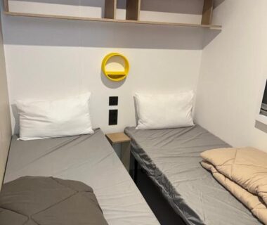 Chambre avec deux lits séparés dans le Mobil home tout confort côte bleue
