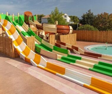Aire aquatique avec toboggans et petite piscine au Mobil home tout confort côte bleue