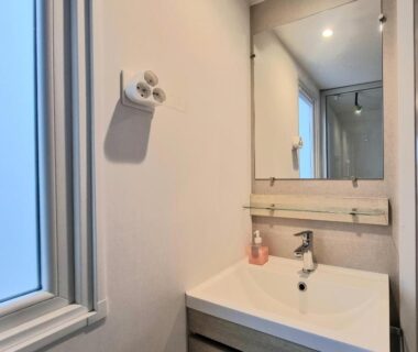 Lavabo et miroir dans le mobil home tout confort dans parc résidentiel de loisirs