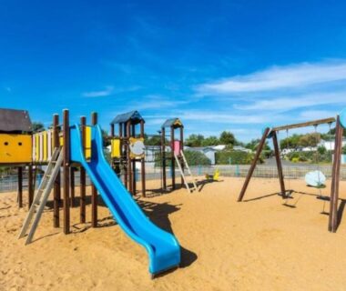 Aire de jeux avec toboggan et balançoires au Mobil home tout confort dans parc résidentiel de loisirs